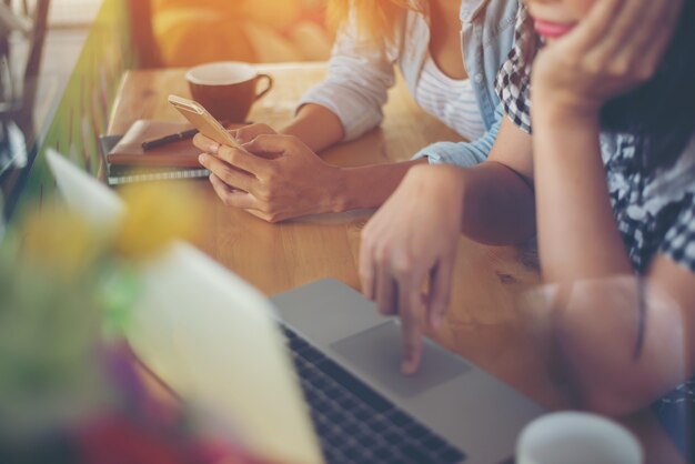 womans Lavorare con un computer portatile