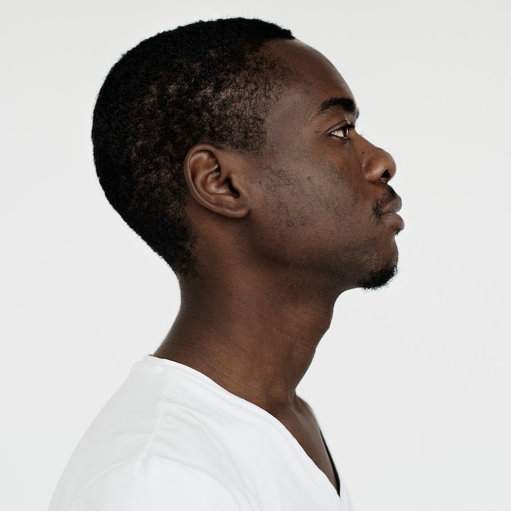 Foto gratuito worldface-tizio namibiano in uno sfondo bianco