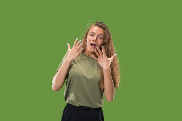 Wow. Bellissimo ritratto frontale a mezzo busto femminile isolato su studio verde