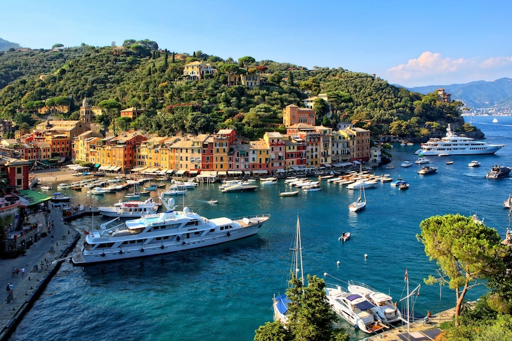 Foto gratuito yacht bianco sul molo vicino alla città durante il giorno