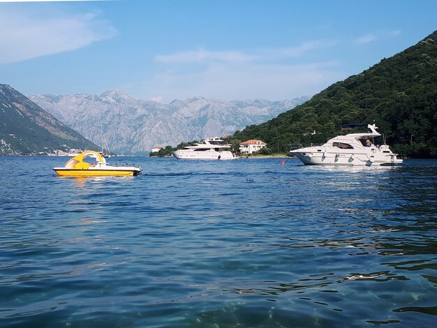 Yacht nella baia di Kotor, Montenegro