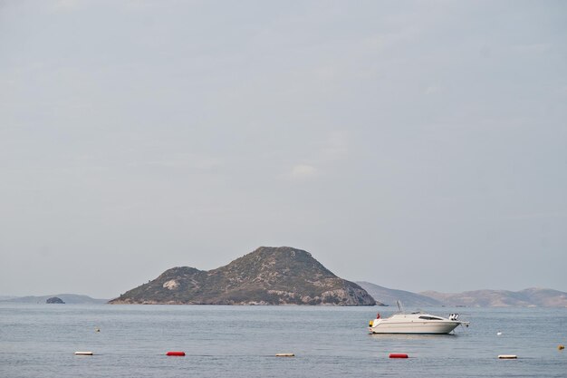 Yacht sulla bellissima baia del mare tropicale Paesaggio panoramico con isole di montagna e laguna blu sul Mar Egeo Scenario esotico Punto di riferimento popolare e famosa destinazione di Bodrum Turchia