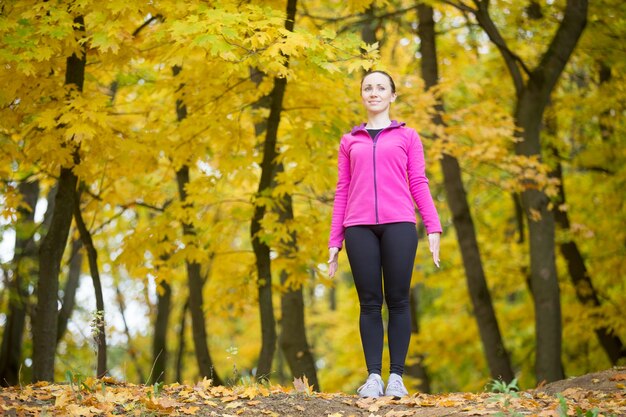 Yoga all&#39;aperto: postura di montagna