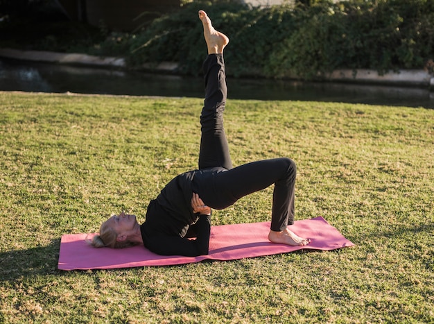 Yoga all&#39;aperto