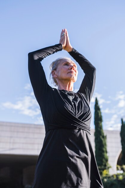 Yoga all&#39;aperto