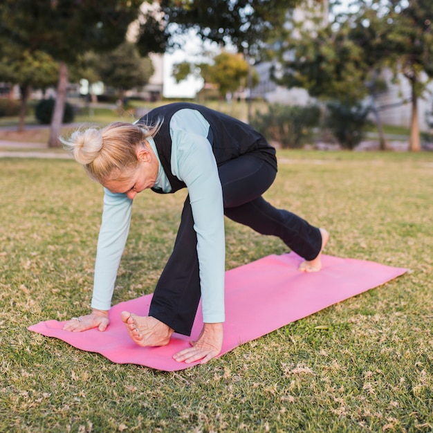 Yoga all&#39;aperto