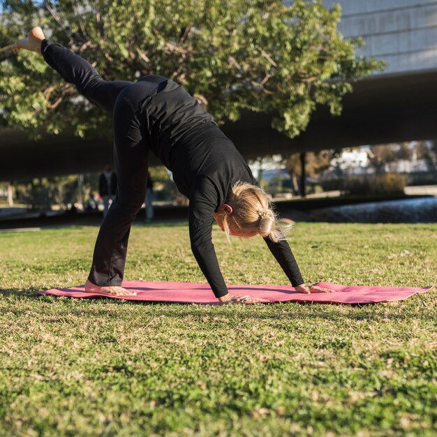 Yoga all&#39;aperto