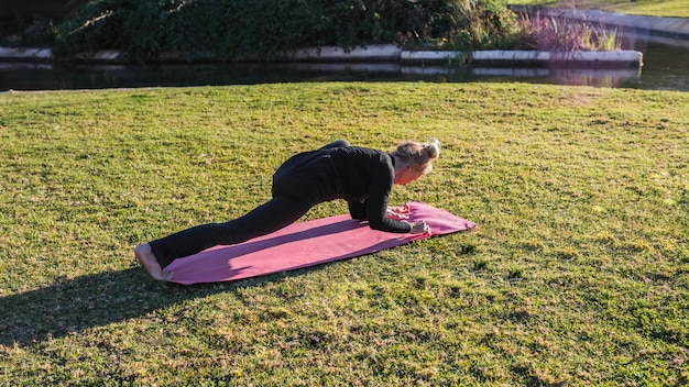 Yoga all&#39;aperto