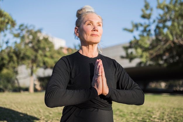 Yoga all&#39;aperto