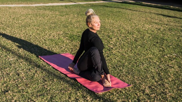 Yoga all&#39;aperto