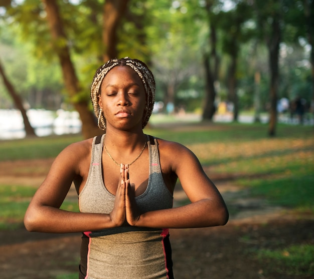 Yoga della gente in un parco