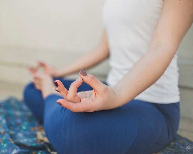 Yoga di pratica della donna adatta del primo piano