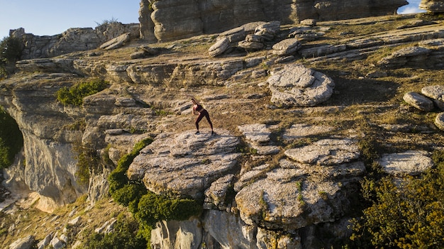 Yoga di pratica della giovane donna in natura