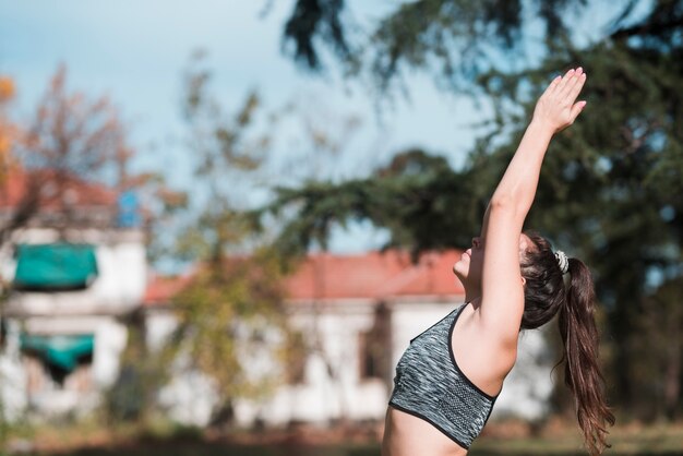 Yoga rilassata di pratica della ragazza all&#39;aperto