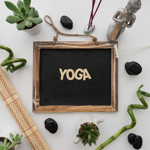 Yoga scritta sulla lavagna