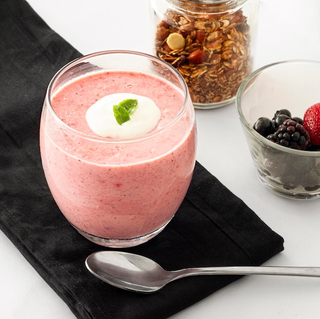 Yogurt alla frutta rosa ad alto angolo