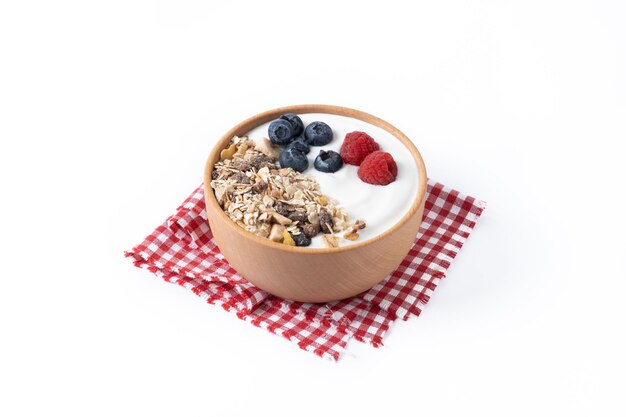 Yogurt con frutti di bosco e muesli per colazione in una ciotola isolata su sfondo bianco