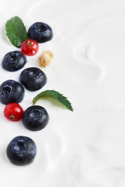 Yogurt con mirtilli e mirtilli rossi copia spazio