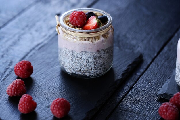 Yogurt con semi di chia e bacche in vetro