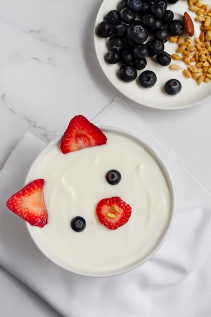 Yogurt delizioso con frutta vista dall'alto