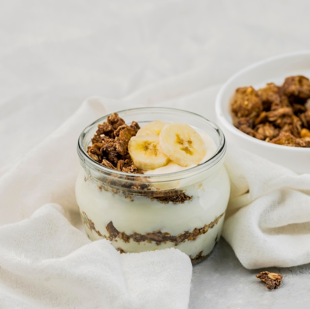 Yogurt delizioso del primo piano con granola e la banana