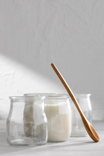 Yogurt delizioso e cucchiaio di legno
