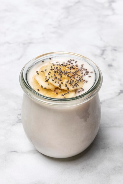 Yogurt e banane ad alto angolo