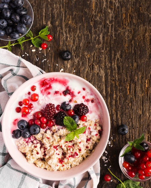 Yogurt, frutta e cereali sani naturali dei dolci