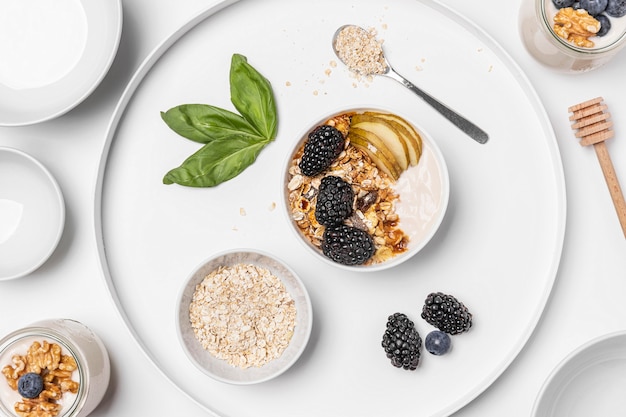 Yogurt piatto con avena, frutta e miele sul piatto