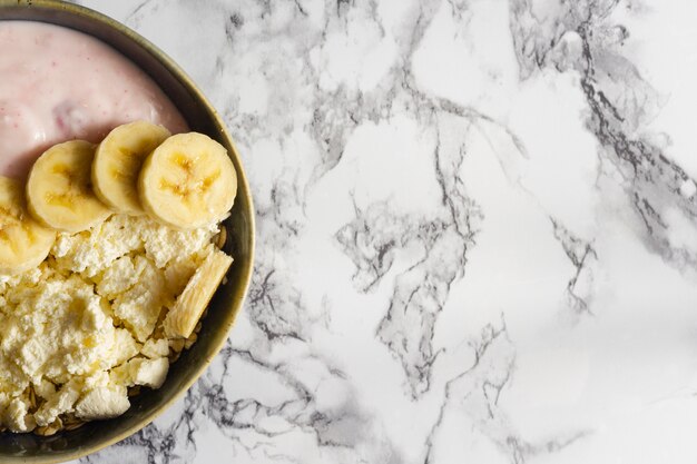 Yogurt piatto con banane a fette