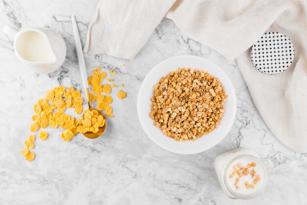 Yogurt piatto con cornflakes