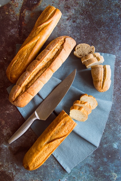 Yummy baguette sulla vista dall&#39;alto del bordo dell&#39;ardesia