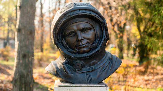 Yuri Gagarin busto in un parco a Bucarest Romania Alberi ingialliti sullo sfondo