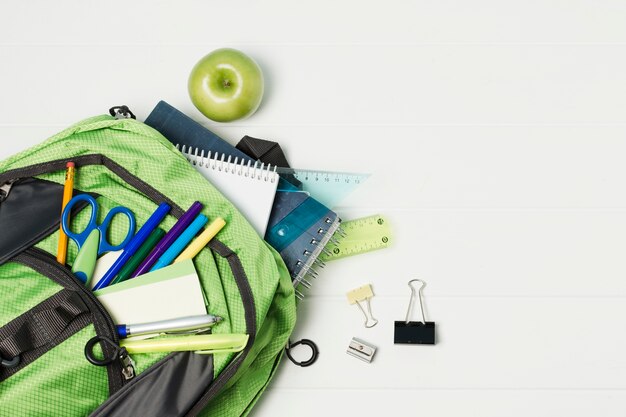 Zaino aperto con accessori per la scuola vista dall&#39;alto