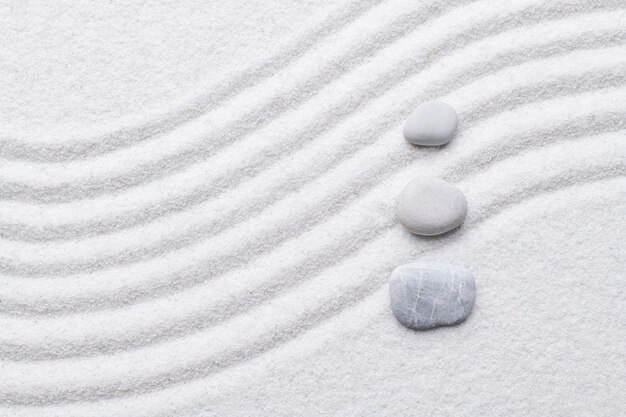 Zen pietre sfondo sabbia bianca nell'arte del concetto di equilibrio