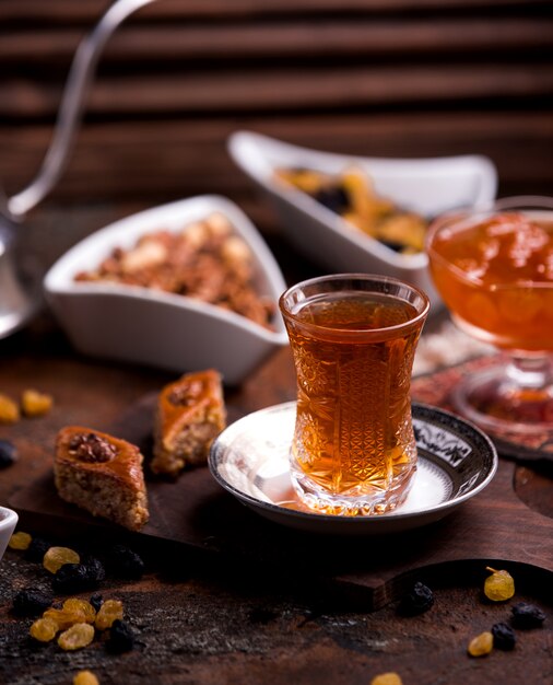 Ð ° zeri baklava con noci e una tazza di tè