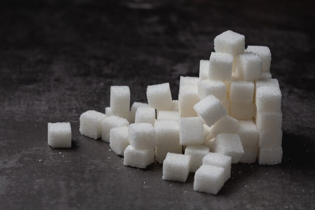 Zolletta di zucchero bianco sul tavolo.