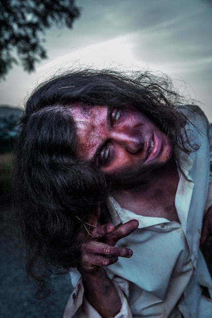 Zombie femmina spettrale all'aperto