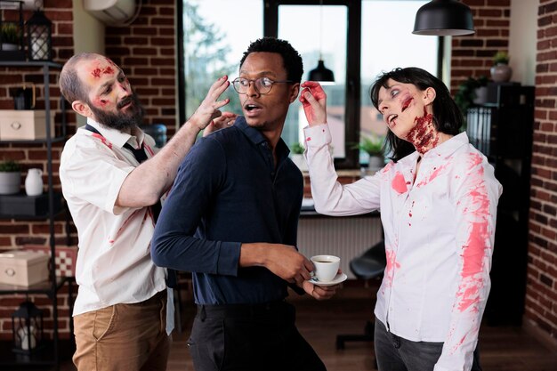 Zombie non morti che attaccano l'uomo in ufficio, spaventati e spaventati dai mostri che mangiano il cervello al lavoro. Cadaveri di diavoli aggressivi che inseguono un uomo d'affari spaventato, con orribili cicatrici da brivido.