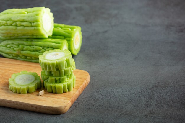 zucca amara tritata messa sul tagliere di legno