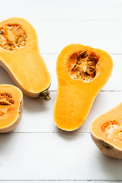 Zucca Butternut sul tavolo bianco disteso piatto