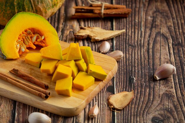 Zucca cruda tritata messa sul tagliere di legno