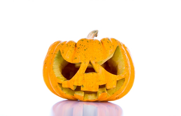 Zucca di Halloween su uno sfondo bianco