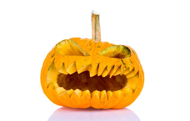 Zucca di Halloween su uno sfondo bianco