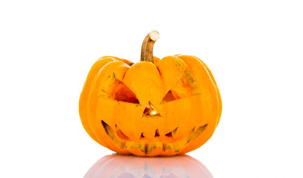 Zucca di Halloween su uno sfondo bianco