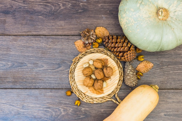 Zucca di Pattypan con le noci sulla tavola