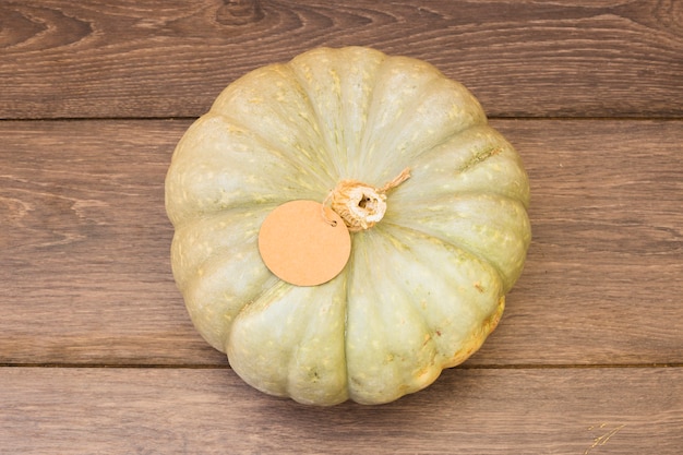 Zucca di Pattypan sulla tavola di legno