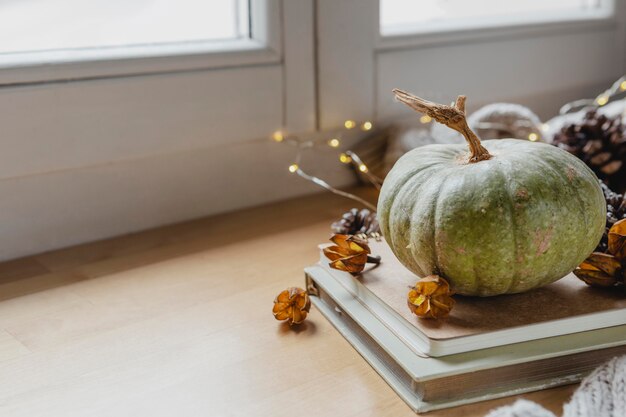 Zucca e decorazioni verdi ad alto angolo