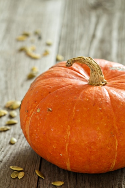 Zucca e semi di zucca su un tavolo di legno