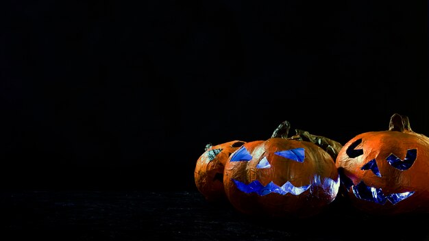 Zucca fatta a mano di Halloween con la faccia intagliata illuminata all'interno